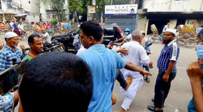 জাপার অফিসের সামনে তাঁতী দলের নেতা লাঞ্ছনার শিকার